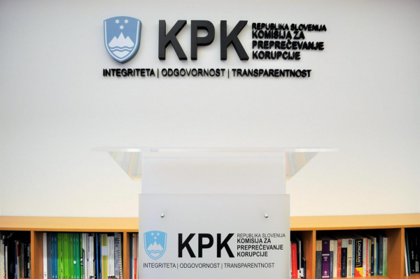 KPK preverja preiskovalno komisijo o vme&scaron;avanju politike v policijo, ta delo nadaljuje