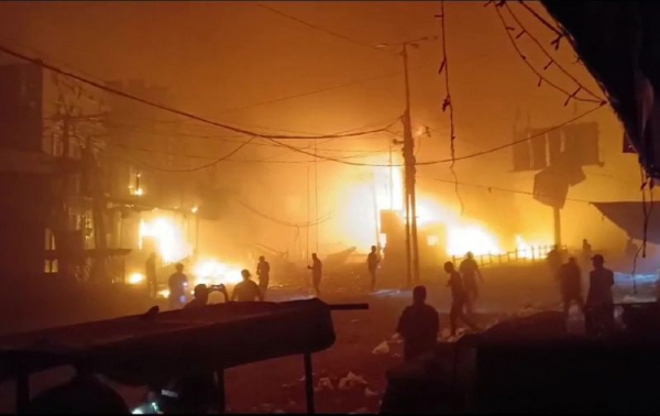 
              Izraelci zasuli Gazu lecima sa zlokobnim upozorenjem. Palestinci: 'Raketirali su nam tržnicu, imamo puno žrtava'
            