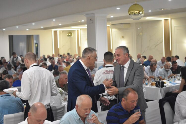 Ne viđa se tako često: SDS-u čestitao i Dodik, na slavlje došli svi opozicionari Ne viđa se tako često: SDS-u čestitao i Dodik, na slavlje došli svi opozicionari