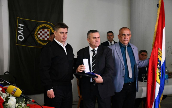Politika & Kriminal
              U Derventi smijenjen hrvatski dužnosnik. Dodikovi ljudi zamjeraju mu što je držao zastavu tijekom Milanovićevog posjeta
            