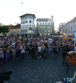 Ministrstvo umaknilo soglasje za tožbe glede neprijavljenih protestnih shodov