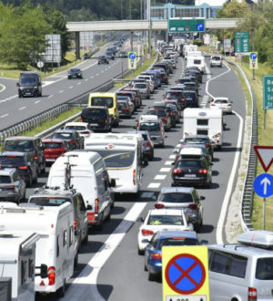 Zastoji na mejnih prehodih in pred predorom Karavanke