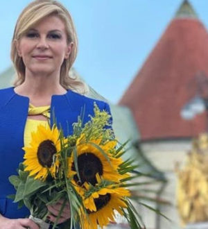 Bivša predsjednica se baš potrudila. Obukla se kompletno u ukrajinske boje, uzela suncokrete i otišla se slikati pred Katedralu