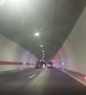 Nesavjesna vožnja: Vozač pretiče drugo vozilo uprkos zabrani (VIDEO)