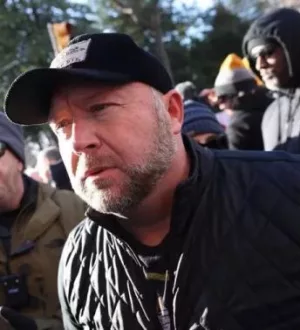 Bankrotirao je najslavniji teoretičar zavjera. Uništile ga odštete koje mora platiti obiteljima žrtava masakra
