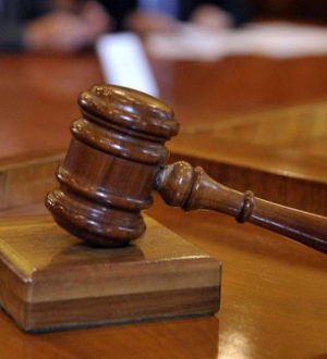 Ustavno sodišče v celoti razveljavilo zakon za zagotovitev sodnega varstva po izbrisih v bankah