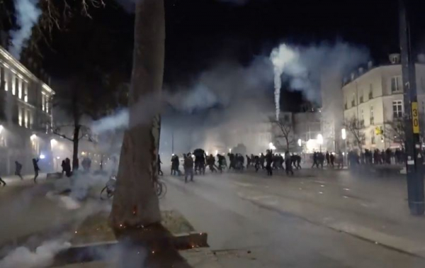 Politika & Kriminal
              Video. Interventna policija sukobila se s prosvjednicima u Parizu. Vikalo se: 'Macron odlazi'
            