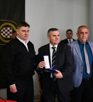 Politika & Kriminal
              U Derventi smijenjen hrvatski dužnosnik. Dodikovi ljudi zamjeraju mu što je držao zastavu tijekom Milanovićevog posjeta