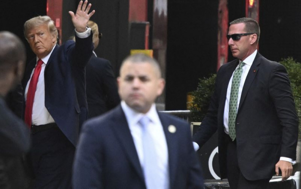 Politika & Kriminal
              Trump je stigao u New York, sutra izlazi pred sud. Njegovi odvjetnici ne žele kamere u sudnici
            
