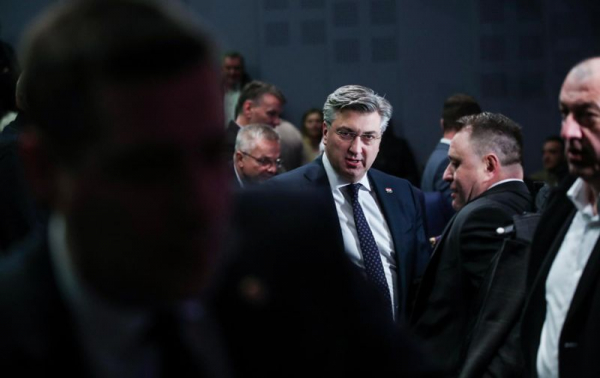 Politika & Kriminal
              Nekad umjereni Plenković gradi sve mučniju autokraturu. Njegovo posprdno Auf Wiedersehen nije upućeno samo Daliji Ore&scaron;ković
            