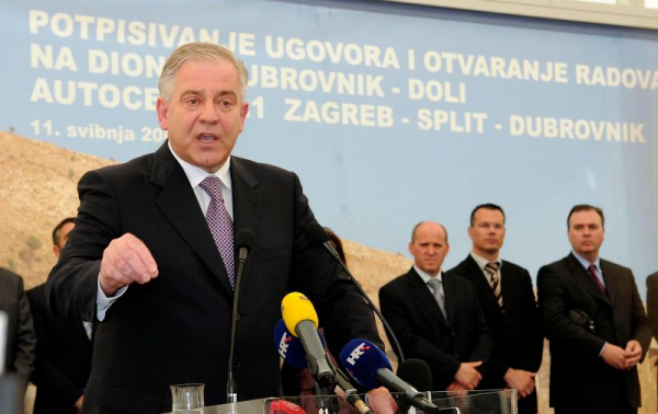 Politika & Kriminal
Ovo je Sanader na otvorenju radova na autocesti do Dubrovnika. Izgleda da će ih uskoro, 15-ak godina kasnije, otvoriti i Plenković
Politika & Kriminal
Ovo je Sanader na otvorenju radova na autocesti do Dubrovnika. Izgleda da će ih uskoro, 15-ak godina kasnije, otvoriti i Plenković