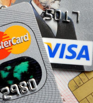 Združenje bank priporoča previdnost pri menjavi gotovine v druge valute in pri uporabi bankomatov