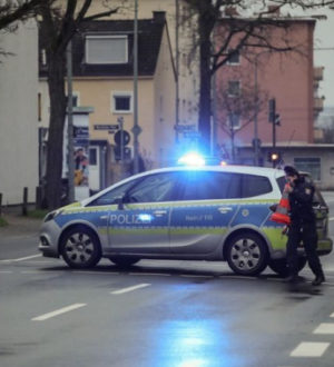 Politika & Kriminal
              Tip u Njemačkoj bacio bombu na sprovodu, okupljeni ga ulovili i brutalno pretukli