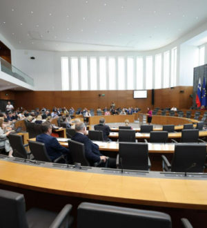 Poslanci, ki so uradno že začeli parlamentarne počitnice, bodo na izredni seji potrjevali tri zakone