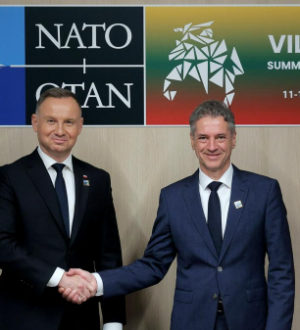 Premier Golob na srečanju s poljskim predsednikom govoril tudi o oklepnikih rosomak