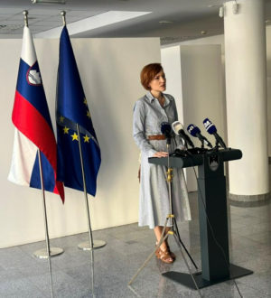 Ministrica za kulturo bo predlagala izbris društva, ki je povezano z Rumenimi jopiči