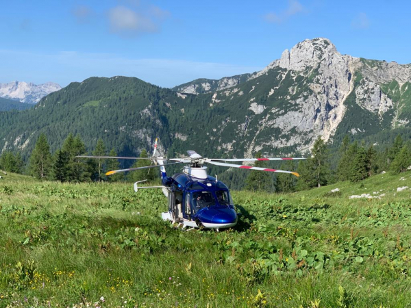 V samo dveh urah tri helikopterska re&scaron;evanja v gorah, starej&scaron;i pohodnik umrl
