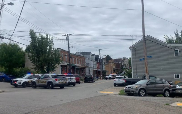 Vijesti
              Video. Pucnjava u Pittsburghu, na terenu i specijalci: čovjeku pokucali na vrata i htjeli ga deložirati, on ih zasuo stotinama metaka
            