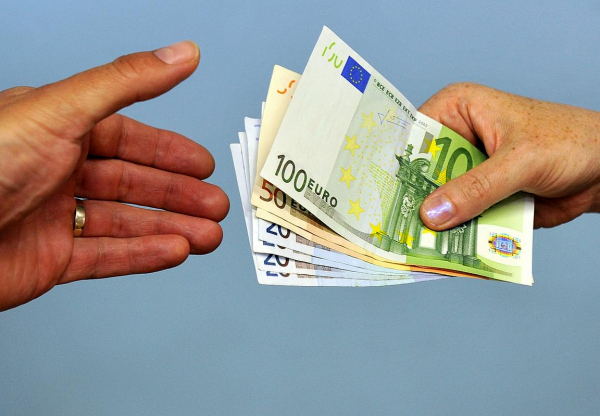 Prvi prosilci naj bi izredno denarno pomoč zaradi poplav prejeli do konca septembra