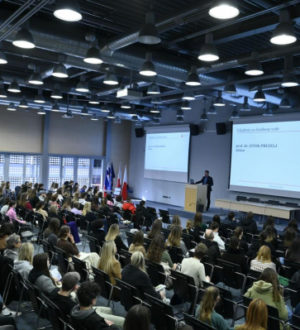 Ali vlada univerzam spet odreja vpisno politiko? Visokošolski sindikat zahteva pojasnila.