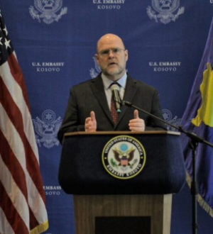 Američki ambasador na Kosovu: Kurtijev zahtev „malo ometa proces“, umesto da se krene sa primenom dogovorenog