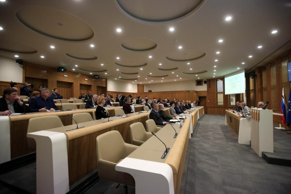 Državni svet bo odločal o vetu na noveli zakonov o delovnih razmerjih in o tujcih