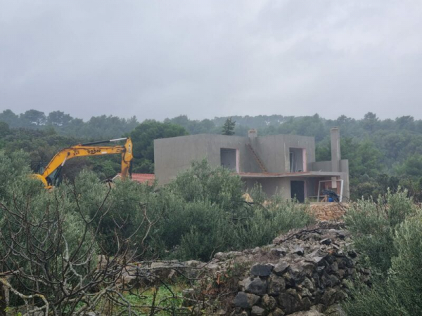 
                Foto. Nakon mjeseci natezanja, Frane Barbarić konačno sam ru&scaron;i bespravnu vilu na Hvaru
              