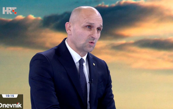 Anušić tumačio zašto želi podići dobnu granicu za odlazak iz OSRH. 'Taj vojnik odlazi na ulicu'
Anušić tumačio zašto želi podići dobnu granicu za odlazak iz OSRH. 'Taj vojnik odlazi na ulicu'