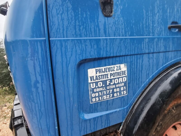 
                Foto. Nakon mjeseci natezanja, Frane Barbarić konačno sam ru&scaron;i bespravnu vilu na Hvaru
              
