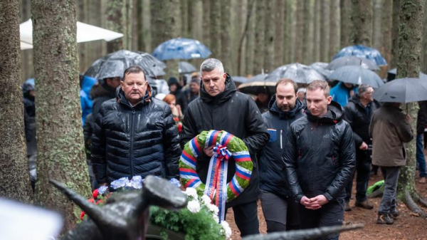 Lotrič na Osankarici: V nemirnem svetu, polnem konfliktov, ne smemo stati križem rok Lotrič na Osankarici: V nemirnem svetu, polnem konfliktov, ne smemo stati križem rok