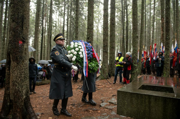 Lotrič na Osankarici: V nemirnem svetu, polnem konfliktov, ne smemo stati križem rok Lotrič na Osankarici: V nemirnem svetu, polnem konfliktov, ne smemo stati križem rok