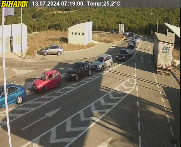 Vozači oprez: Gužve su već zabilježene na M-17 prema jugu i graničnim prelazima sa Hrvatskom, počinju i na sjeveru (FOTO) Vozači oprez: Gužve su već zabilježene na M-17 prema jugu i graničnim prelazima sa Hrvatskom, počinju i na sjeveru (FOTO)