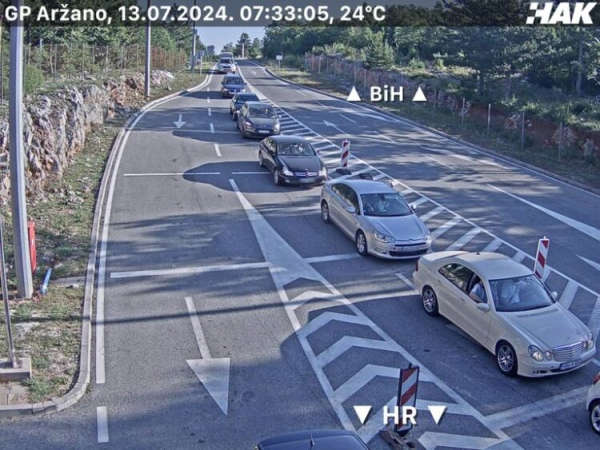 Vozači oprez: Gužve su već zabilježene na M-17 prema jugu i graničnim prelazima sa Hrvatskom, počinju i na sjeveru (FOTO) Vozači oprez: Gužve su već zabilježene na M-17 prema jugu i graničnim prelazima sa Hrvatskom, počinju i na sjeveru (FOTO)