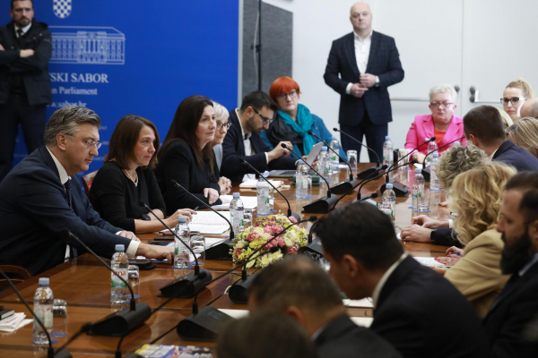 Grmoja premijeru: &lsquo;Ti si glava koruptivne hobotnice, odrezat ću je!&lsquo;; Plenković odgovara: &lsquo;Zgazit ću vas kao vlak!&lsquo;

 