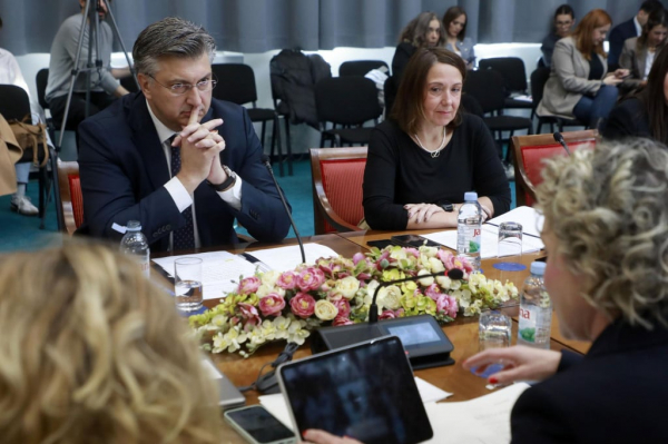 Grmoja premijeru: &lsquo;Ti si glava koruptivne hobotnice, odrezat ću je!&lsquo;; Plenković odgovara: &lsquo;Zgazit ću vas kao vlak!&lsquo;

 