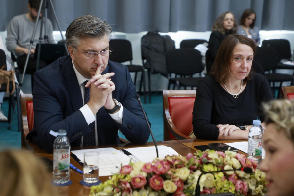Grmoja premijeru: &lsquo;Ti si glava koruptivne hobotnice, odrezat ću je!&lsquo;; Plenković odgovara: &lsquo;Zgazit ću vas kao vlak!&lsquo;

 