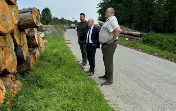 Dabro od početka negodovao zbog Hrvatskih šuma, osobno obilazio balvane. Nakon hitne revizije odbio dati razrješnicu HDZ-ovcu Dujiću
Dabro od početka negodovao zbog Hrvatskih šuma, osobno obilazio balvane. Nakon hitne revizije odbio dati razrješnicu HDZ-ovcu Dujiću