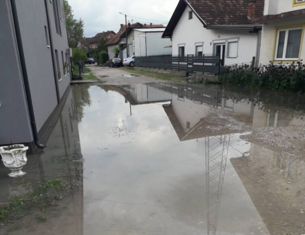 U brčanskom naselju izlila se kanalizacija, građani uznemireni (VIDEO)