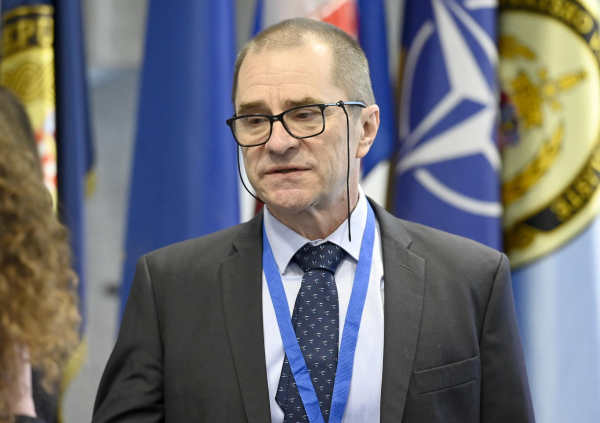Novi jaki kadar u SDP-u kao &lsquo;gost izneneđenja&lsquo; na sjednici novog Predsjedni&scaron;tva: &lsquo;Bit će savjetnik za obranu!&lsquo;