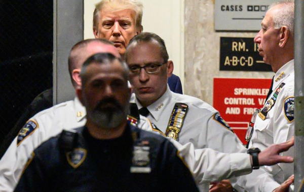 Politika & Kriminal
              Ovo su najvažniji dijelovi optužnice protiv Trumpa
            
