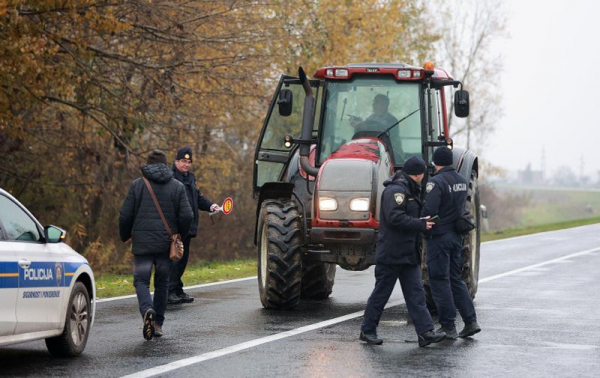 
                Nezadovoljni seljaci traktorima poku&scaron;ali probiti blokadu policije, optužuju ministricu da se sastaje s podobnim svinjogojcima
              