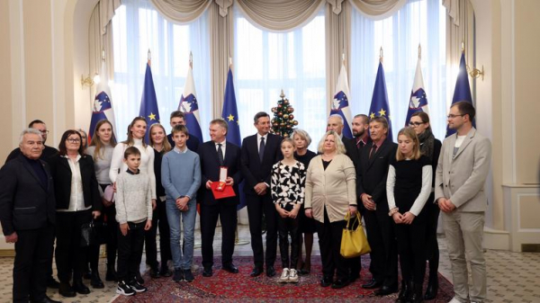 Pahor zlati red za zasluge Jožeta Pučnika po 16 letih izročil sinu Gorazdu