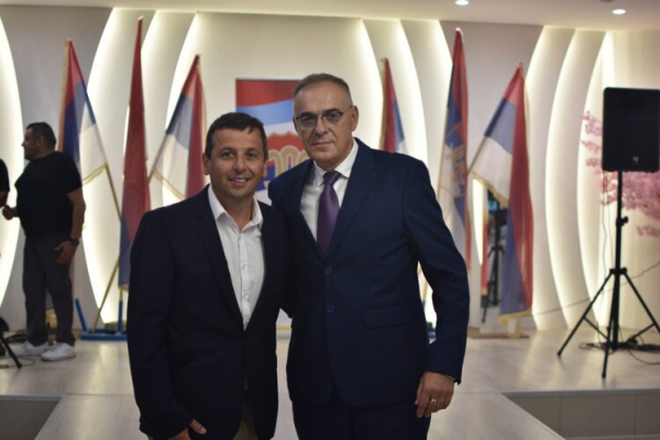 Ne viđa se tako često: SDS-u čestitao i Dodik, na slavlje došli svi opozicionari Ne viđa se tako često: SDS-u čestitao i Dodik, na slavlje došli svi opozicionari