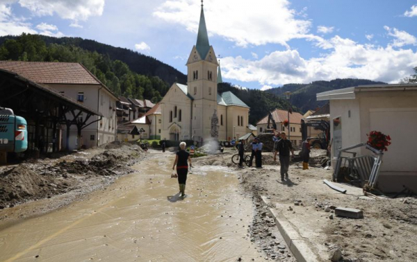 Vijesti
Foto. U Podravini je i dalje kritično. Nasipi popustili, vrhunac vala tek stiže
Vijesti
Foto. U Podravini je i dalje kritično. Nasipi popustili, vrhunac vala tek stiže