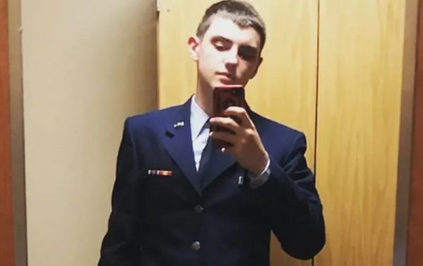 Rat u Ukrajini
              Uživo. Uhićen osumnjičeni za curenje tajnih dokumenata. Pentagon: 'To je bio namjerni kriminal'
            