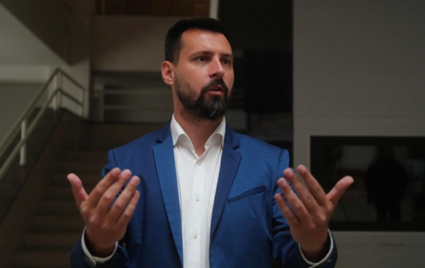 Puljkov zamjenik pred sjedištem Možemo! mahao kaznenom prijavom: 'Što Sandra Benčić misli o tome?'
Puljkov zamjenik pred sjedištem Možemo! mahao kaznenom prijavom: 'Što Sandra Benčić misli o tome?'