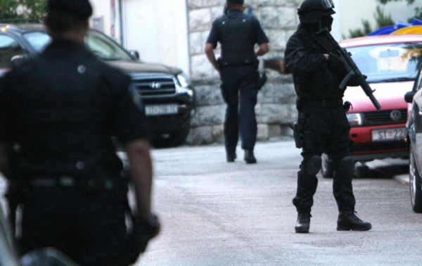 Vijesti
              Dramatična situacija u Splitu: stanar susjedima rekao da ima bombu, specijalci blokirali stambenu zgradu
            