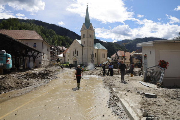 Vijesti
Foto. U Podravini je i dalje kritično. Nasipi popustili, vrhunac vala tek stiže
Vijesti
Foto. U Podravini je i dalje kritično. Nasipi popustili, vrhunac vala tek stiže