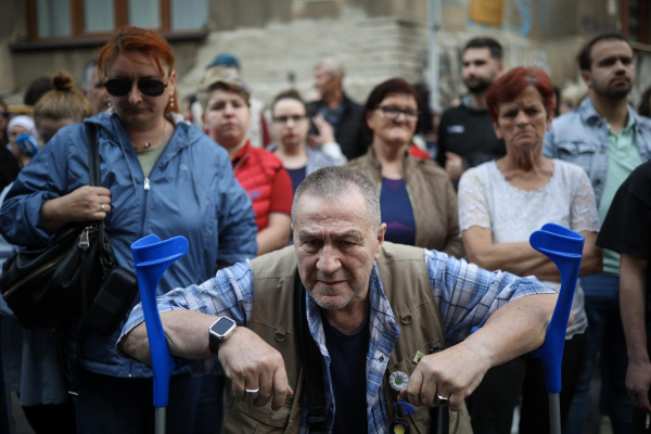 Politika & Kriminal
              Pijan u Mercedesu ubio mladu doktoricu. Sarajlije masovno prosvjeduju na mjestu nesreće, prizori lome srce
            