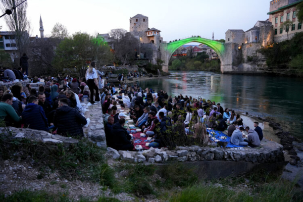U Mostaru ispod Starog mosta iftarilo 1.300 postača U Mostaru ispod Starog mosta iftarilo 1.300 postača
